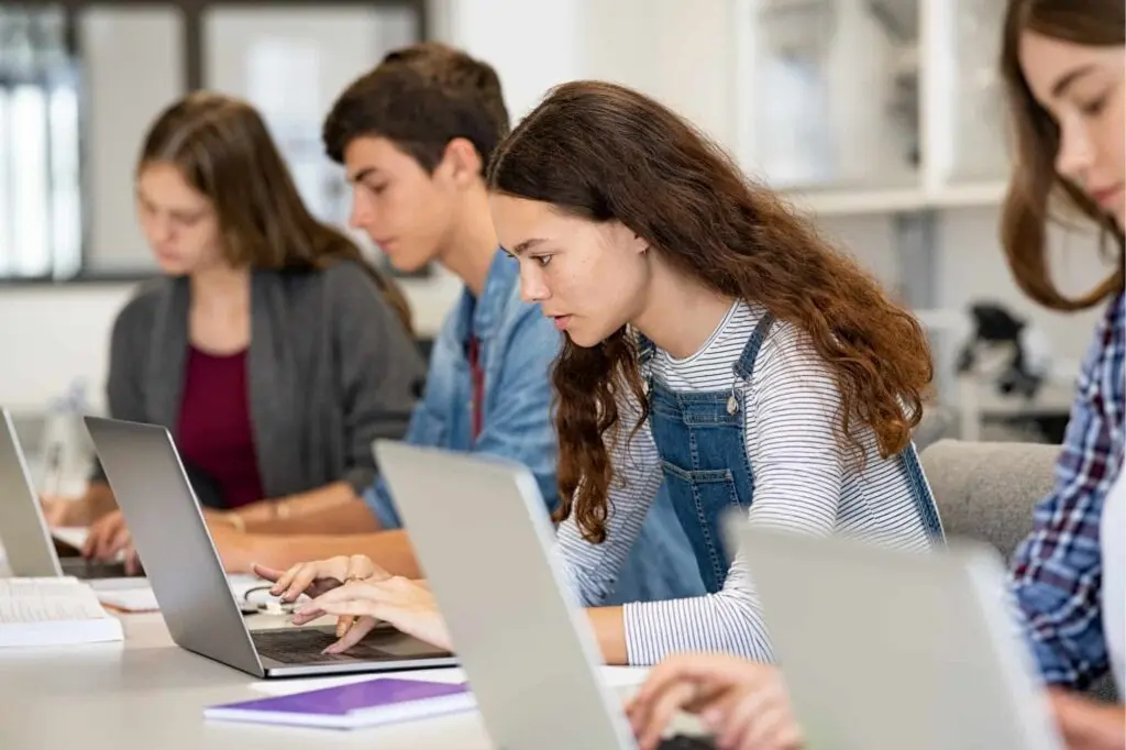 7 Smart Ways Students Can Use AI Responsibly to Improve Essay Writing
