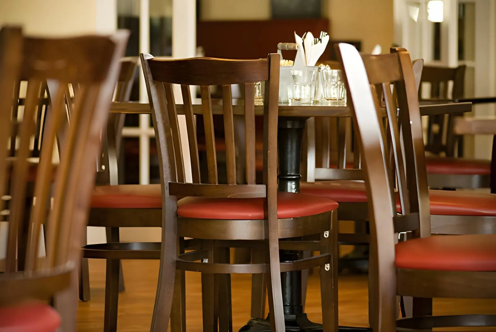 Is 'Restaurant Chairs' a Compound Noun A Grammar Lesson From the Dining Room